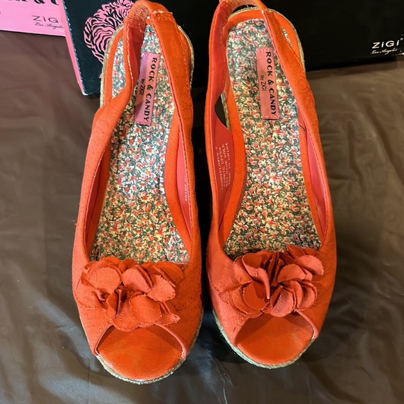 Like new in box size 7 scarlet ruffle wedge - Picture 2 of 11